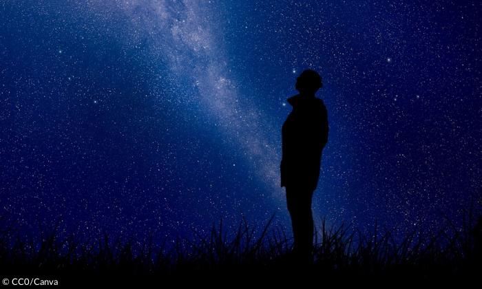 Eine Silhouette eines Mannes vor einem Sternenhimmel