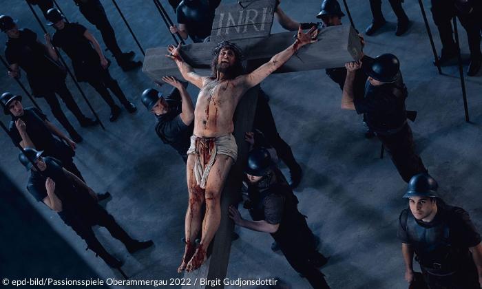 Jesus-Darsteller Frederik Mayet halbnackt am Kreuz