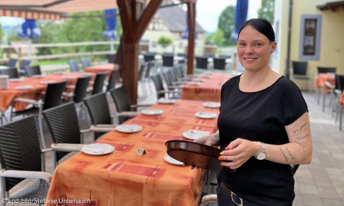 Melanie Wostratzky in einem mittelfränkischen Biergarten