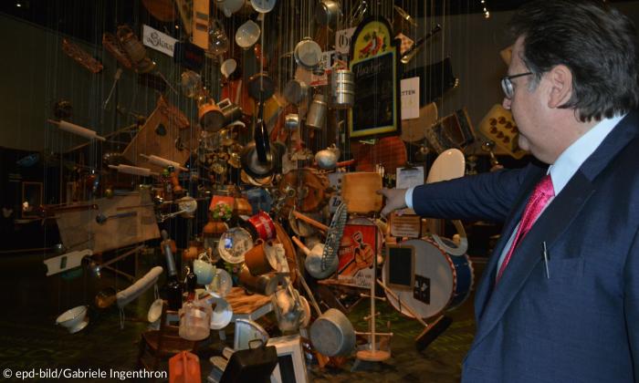 Direktor Richard Loibl vor der "Explosion", einer Installation in der Ausstellung "Wirtshaussterben? Wirtshausleben!"