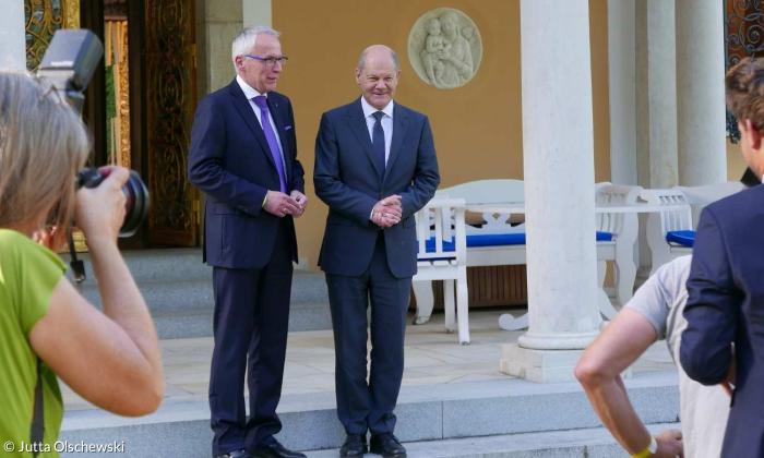 Evangelische Akademie Tutzing Udo Hahn und Kanzler Olaf Scholz
