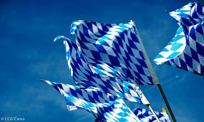 Bayerische Fahnen vor einem blauen Himmel