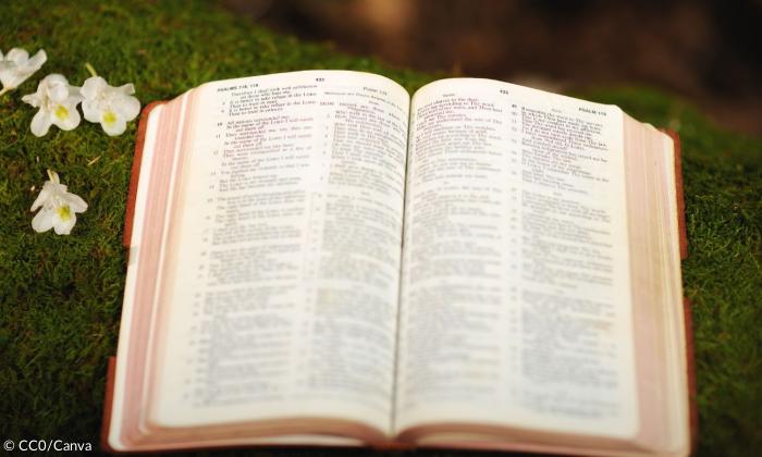 Eine aufgeschlagene Bibel