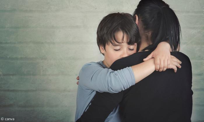Mutter und Kind umarmen sich