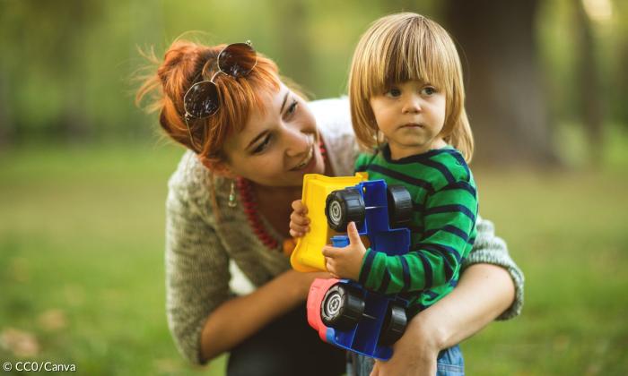 Eine Mutter mit ihrer Tochter, die traurig schaut