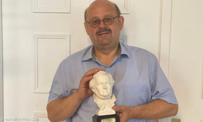 Dekan Jürgen Hacker mit einer Wagner-Büste in den Händen