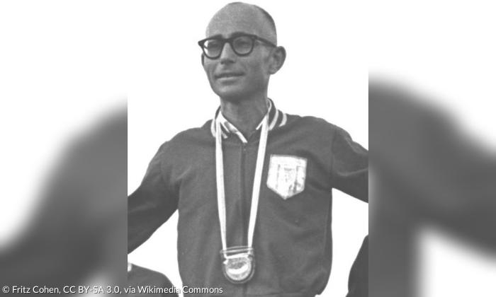 Shaul Ladany in schwarz-weiß mit Brille und Medaille um den Hals