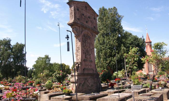 Kunstinstallation "wind catcher soul tracker" von Angelika Huber auf dem Johannisfriedhof in Nürnberg.