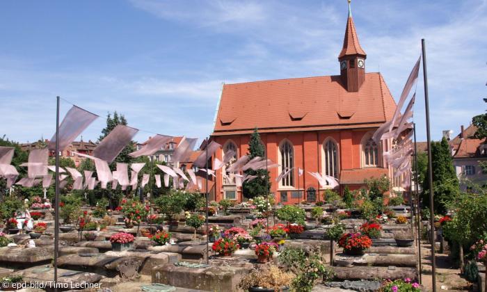 Flatternden, die Farben immer wieder verändernde Textilabschnitte auf dem Nürnberger Johannisfriedhof