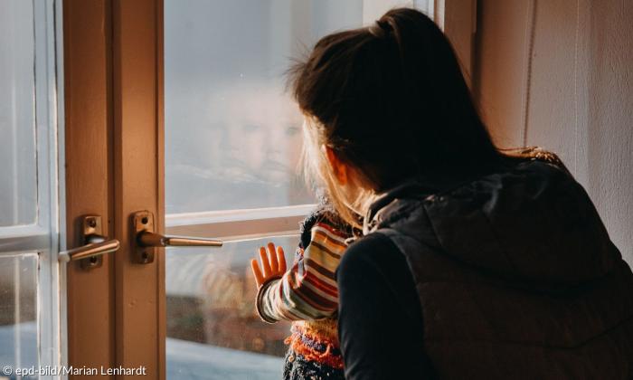Eine Mutter mit ihrem Kind am Fenster
