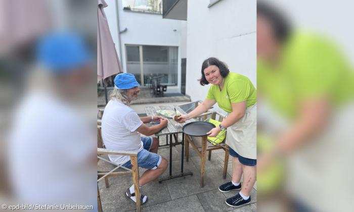 Lea Croner bedient einen Gast.