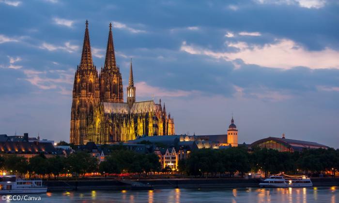Der Kölner Dom im Abendlicht, angeleuchtet