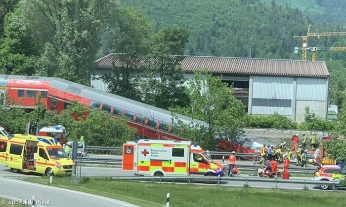 Einsatzkräfte nach dem schweren Zugunglück bei Burgrain Anfang Juni.