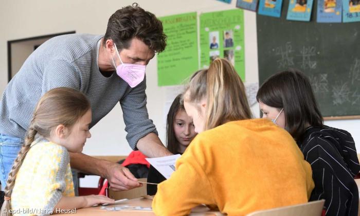 Ukrainische Schülerinnen mit ihrem Lehrer