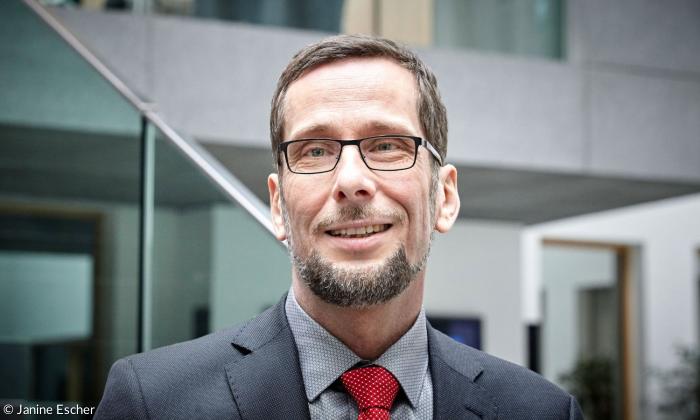 Ein Mann mit Brille und Bart