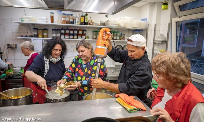 Menschen in einer Küche beim Kochen