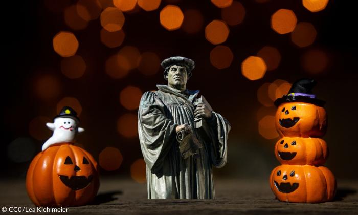 Martin Luther von Halloween-Kürbissen umgeben