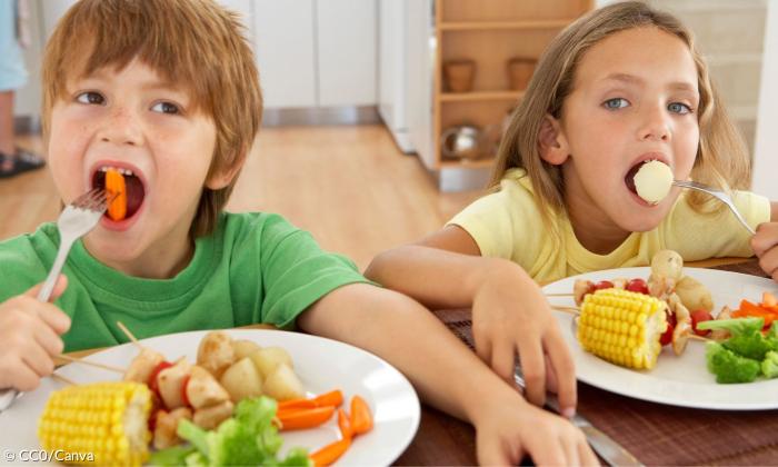 Kinder am Esstisch