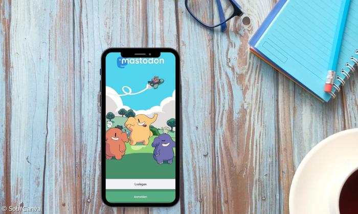 Ein Smartphone liegt auf dem Tisch. Auf dem Display ist die App Mastodon geöffnet.
