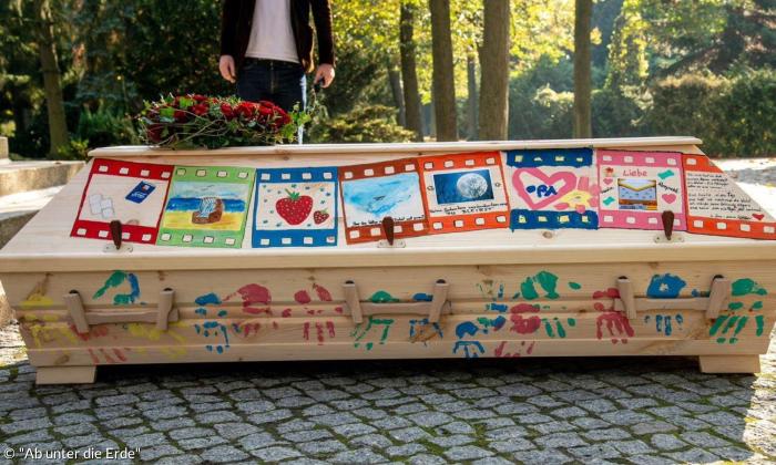 Aktion von "Ab unter die Erde": Ein bemalter Sarg 