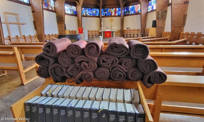 In der Martin-Luther-Kirche in Würzburg liegen Wärmedecken bereit