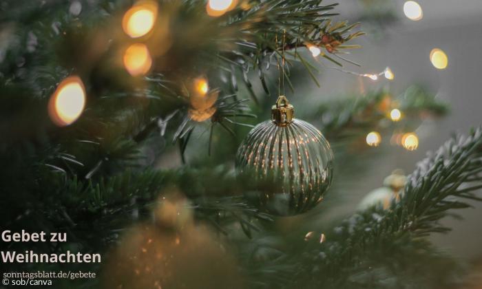 Eine Weihnachtskugel am Weihnachtsbaum 