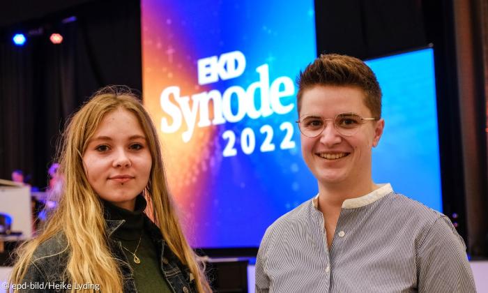 Aimée van Baalen und Anna-Nicole Heinrich bei der EKD-Synode