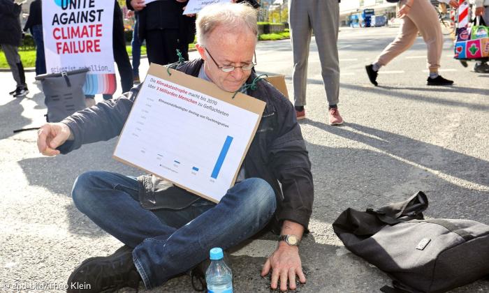 Pater Jörg Alt hat sich an die Straße geklebt