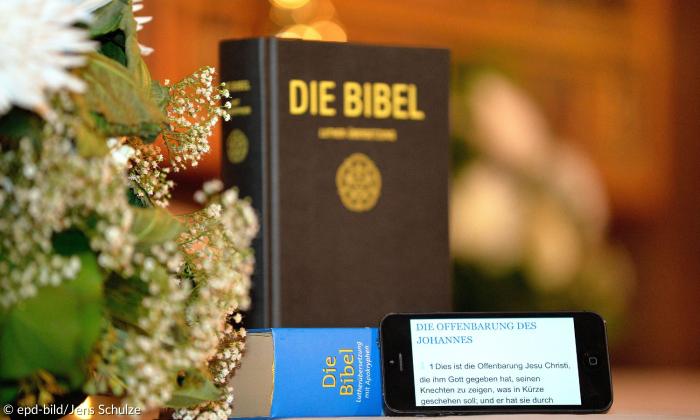 Eine Bibel und ein iPhone
