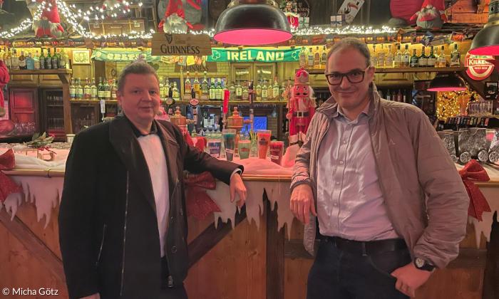 Gemütlich im Pub über Gott zu sprechen: Das war die Idee von Pub-Wirt Ralph Neidhardt (l.) und Stadtkirchenpfarrer Carsten Brall. 