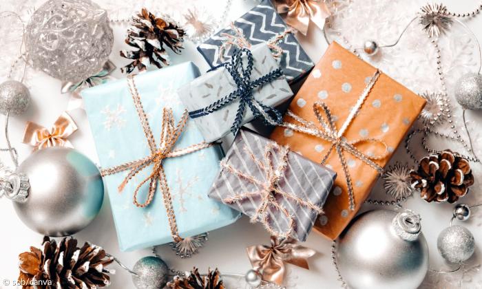 verpackte Geschenke liegen auf einem weihnachtlich geschmückten Tisch
