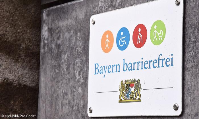Eine Tafel mit der Aufschrift "Bayern barrierefrei"