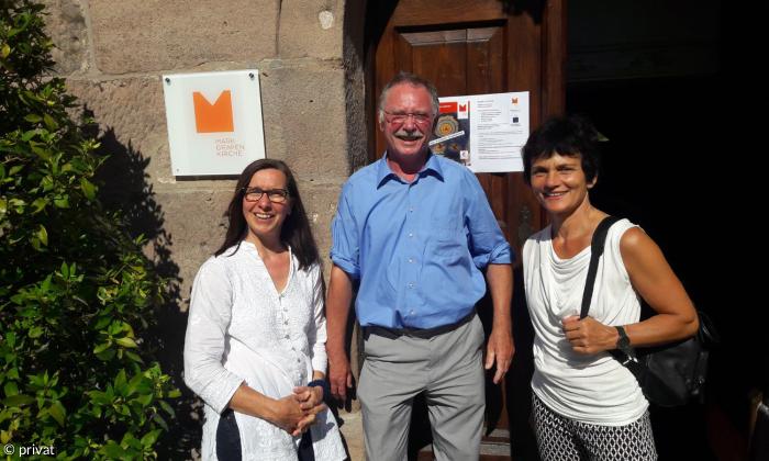 Zwei Frauen und ein Mann in Sommerkleidung