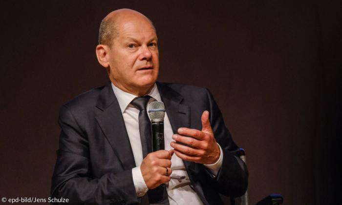 Olaf Scholz mit einem Mikro in der Hand