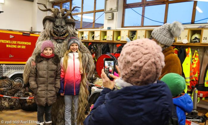 Ein Monster posiert mit zwei Kindern