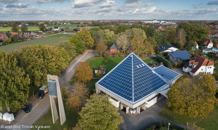 Eine Kirche mit Solarzellen auf dem Dach