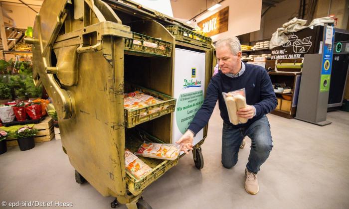 Inhaber Guido Gartmann mit der sogenannten Goldenen Tonne