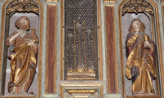 Knochen hinter Gitter am Johannes-Altar in der Nürnberger Lorenzkirche.
