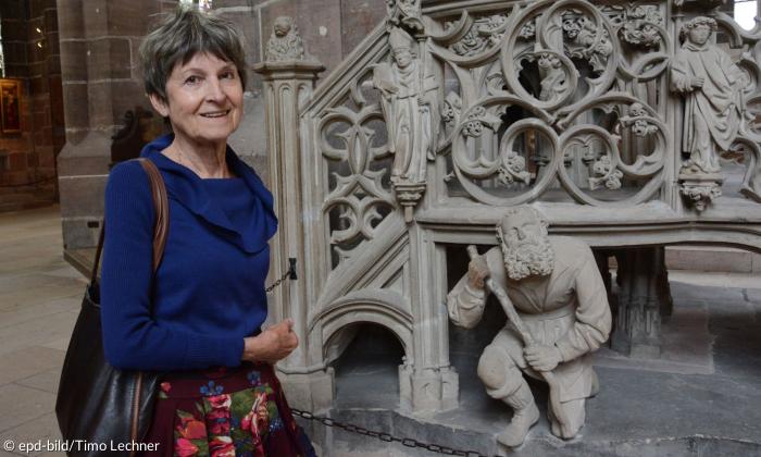 Kirchenführerin Marie-Louise Meyer-Harries vor dem Sakramentshäuschen von Adam Kraft in der Nürnberger Lorenzkirche