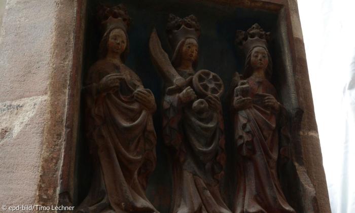 Relief die drei "Bethen" in der Nürnberger Lorenzkirche. Sie symbolisieren die göttliche Triade als Erd-, Mond- und Sonnenmutter. 