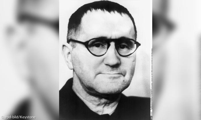 Ein Mann mit Brille und kurzen Haaren
