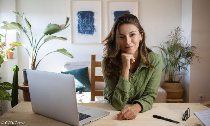 Eine Frau sitzt am Laptop