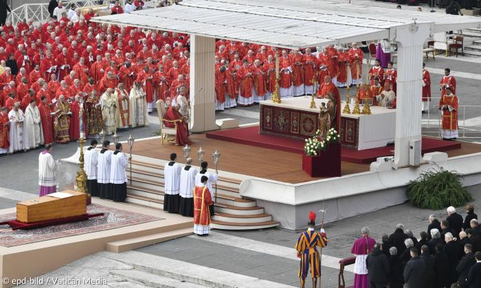 Papst Franziskus leitet die Beerdigung für den verstorbenen emeritierten Papst Benedikt