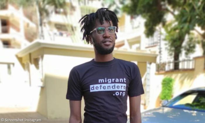 Ein junger Mann mit Brille im T-Shirt