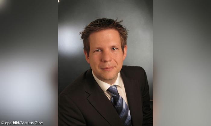 Ein Mann im Anzug mit Krawatte, Brustansicht