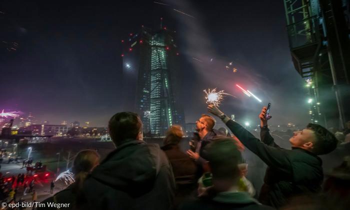 Menschen feiern Silvester in Frankfurt am Main