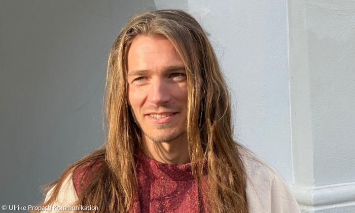 Ein Mann mit langen, blonden Haaren