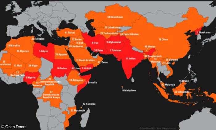 Eine Karte zeigt große Teile von Afrika, Europa und Asien
