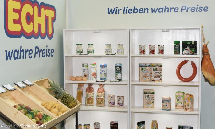 Regale im "Echte-Preise-Supermarkt"
