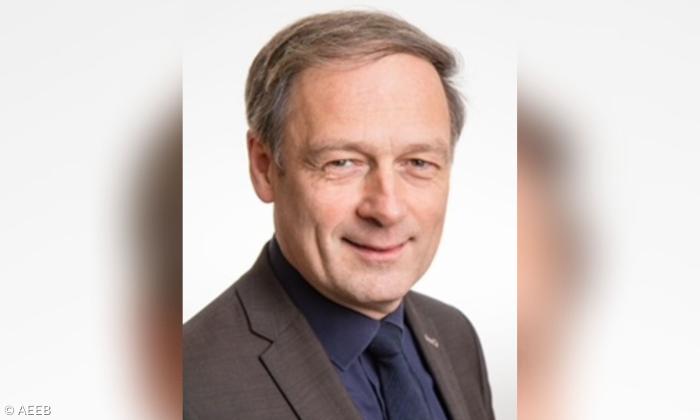Ein Mann, er lächelt